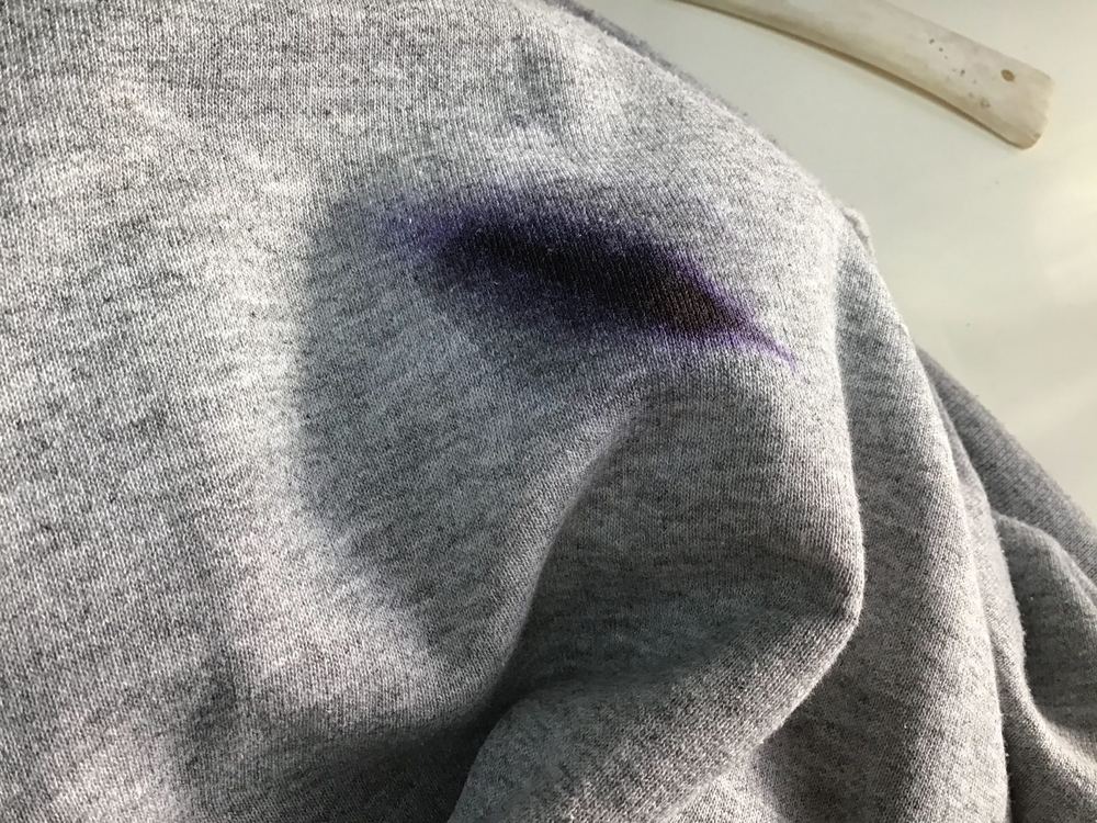 ボールペンのインクが付いたスウェット（染み抜き前）