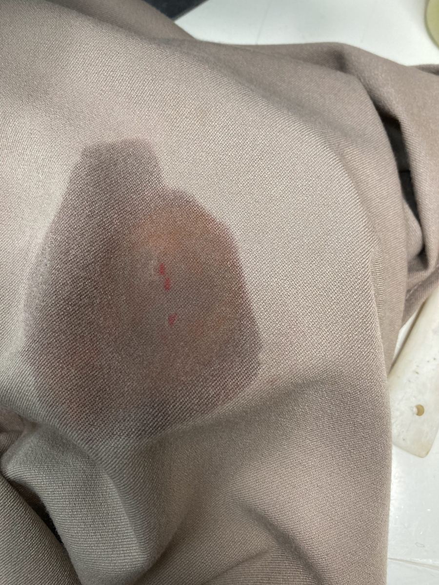 制服に付いた赤インクのシミ（染み抜き前）